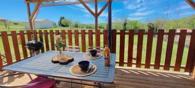 Balcon ou terrasse dans l'établissement Le nid des Garrigues avec Jacuzzi privé
