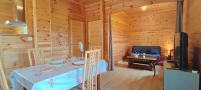 Télévision ou salle de divertissement dans l'établissement Le nid des Garrigues avec Jacuzzi privé
