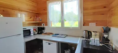 Cuisine ou kitchenette dans l'établissement Le nid des Garrigues avec Jacuzzi privé