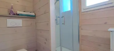Salle de bains dans l'établissement Le nid des Garrigues avec Jacuzzi privé