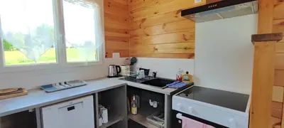 Cuisine ou kitchenette dans l'établissement Le nid des Garrigues avec Jacuzzi privé