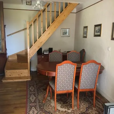 Coin salon dans l'établissement Bruyères, Myrtilles et Monédières en Corrèze, 1