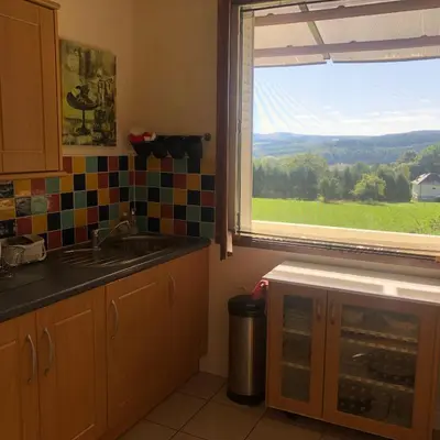 Cuisine ou kitchenette dans l'établissement Bruyères, Myrtilles et Monédières en Corrèze, 1