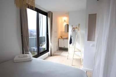 Un ou plusieurs lits dans un hébergement de l'établissement Le Nid Slow - Appartement avec Terrasse Panoramique sur le Sancy