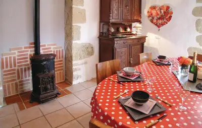 Cuisine ou kitchenette dans l'établissement Awesome Home In Granges D'ans