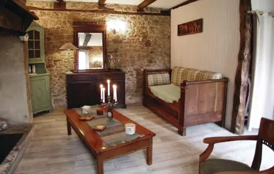 Coin salon dans l'établissement Awesome Home In Granges D'ans