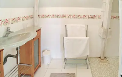 Salle de bains dans l'établissement Stunning Home In Coly With Wifi