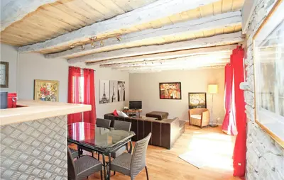 Coin salon dans l'établissement Stunning Home In Coly With Wifi