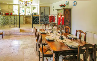 Restaurant ou autre lieu de restauration dans l'établissement Amazing Home In Les Farges