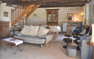Coin salon dans l'établissement Awesome Home In La-Chapelle-Saint-Jean