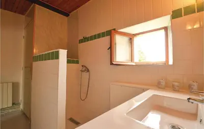 Salle de bains dans l'établissement Awesome Home In La-Chapelle-Saint-Jean