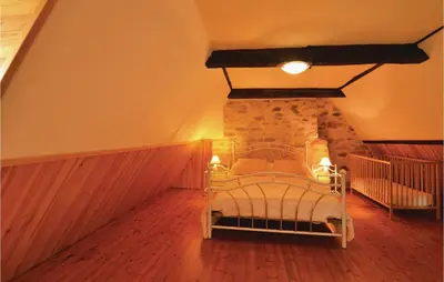 Un ou plusieurs lits dans un hébergement de l'établissement Awesome Home In La-Chapelle-Saint-Jean