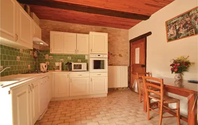 Cuisine ou kitchenette dans l'établissement Awesome Home In La-Chapelle-Saint-Jean
