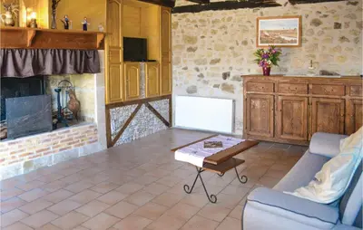 Cuisine ou kitchenette dans l'établissement Awesome Home In La-Chapelle-Saint-Jean