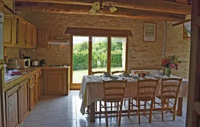Cuisine ou kitchenette dans l'établissement Stunning Home In La-Chapelle-Saint-Jean