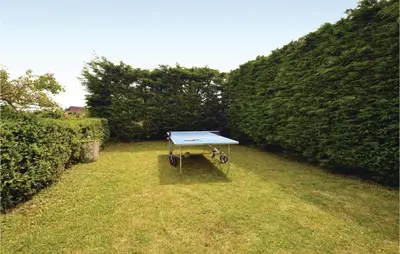 Tennis de table au sein de l'établissement Stunning Home In La-Chapelle-Saint-Jean ou à proximité