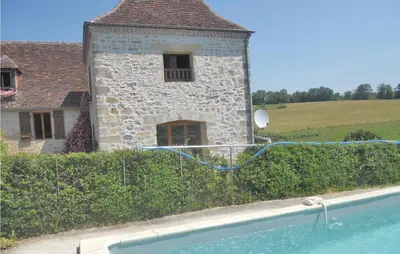 Piscine de l'établissement Stunning Home In La-Chapelle-Saint-Jean ou située à proximité
