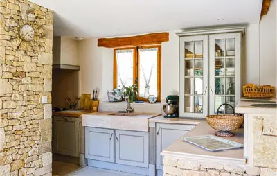 Cuisine ou kitchenette dans l'établissement Cozy Home In La Cassagne