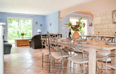 Coin salon dans l'établissement Cozy Home In Payzac With Kitchen