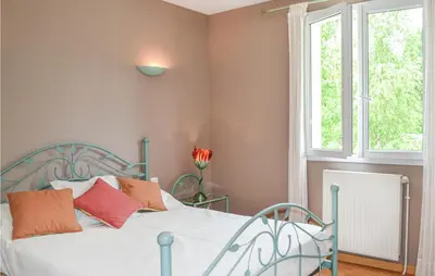 Un ou plusieurs lits dans un hébergement de l'établissement Cozy Home In Payzac With Kitchen