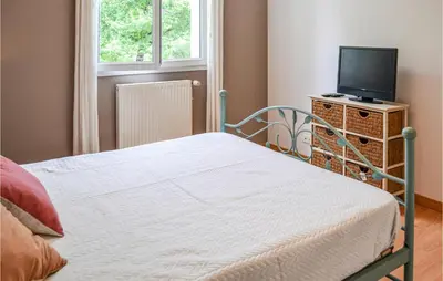 Un ou plusieurs lits dans un hébergement de l'établissement Cozy Home In Payzac With Kitchen