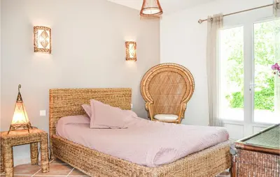 Un ou plusieurs lits dans un hébergement de l'établissement Cozy Home In Payzac With Kitchen