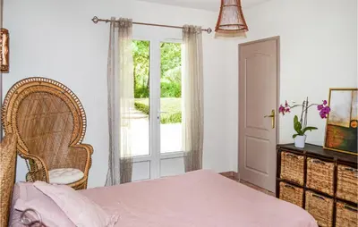 Un ou plusieurs lits dans un hébergement de l'établissement Cozy Home In Payzac With Kitchen