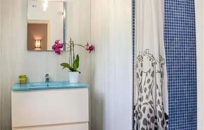 Salle de bains dans l'établissement Cozy Home In Payzac With Kitchen