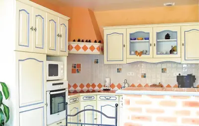 Cuisine ou kitchenette dans l'établissement Cozy Home In Payzac With Kitchen