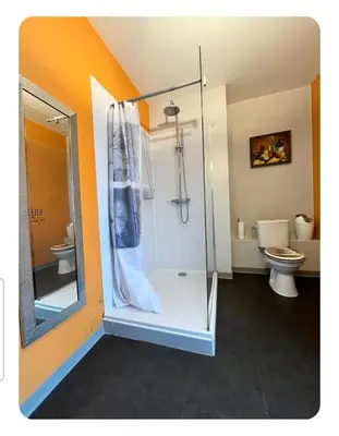 Salle de bains dans l'établissement Le gîte de La Tête de l'Art