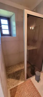 Salle de bains dans l'établissement Séjour à la campagne en Périgord Noir