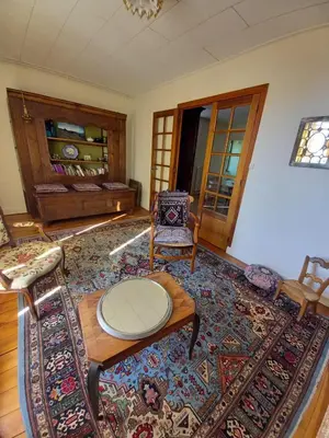 Coin salon dans l'établissement Belle maison ancienne bien équipée avec vue