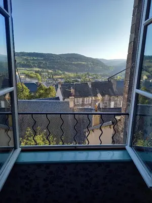 Balcon ou terrasse dans l'établissement Belle maison ancienne bien équipée avec vue