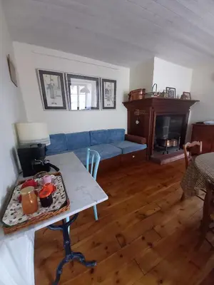 Coin salon dans l'établissement Belle maison ancienne bien équipée avec vue