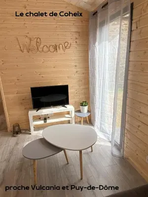 Télévision ou salle de divertissement dans l'établissement Le chalet de Coheix