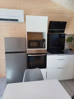 Cuisine ou kitchenette dans l'établissement Le chalet de Coheix