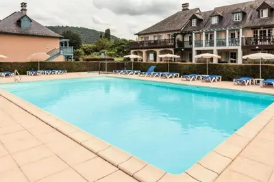 Piscine de l'établissement Le meilleur des Belles Rives Immozen46 ou située à proximité