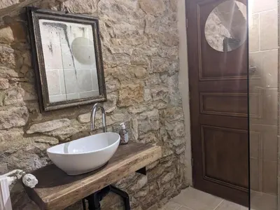 Salle de bains dans l'établissement Manoir du Boscau, Louis IX