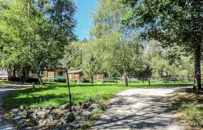 Jardin de l'établissement ZEcamping 3 animaux acceptés piscine chauffée et épicerie