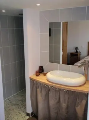 Salle de bains dans l'établissement Gite Atelier Montignac // Piscine à débordement