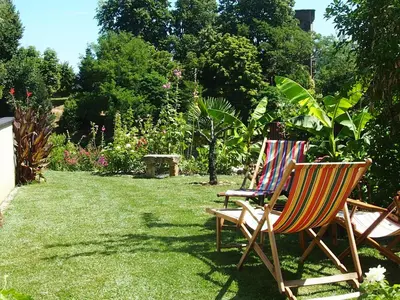 Jardin de l'établissement Gite Atelier Montignac // Piscine à débordement