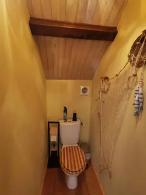 Salle de bains dans l'établissement Gite Atelier Montignac // Piscine à débordement