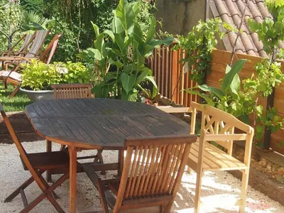 Jardin de l'établissement Gite Atelier Montignac // Piscine à débordement