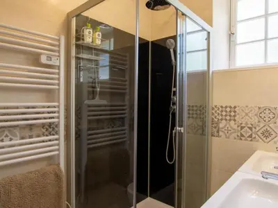 Salle de bains dans l'établissement Charmante maison à Borrèze avec parking, proche Sarlat - FR-1-616-357