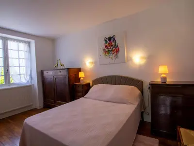 Un ou plusieurs lits dans un hébergement de l'établissement Charmante maison à Borrèze avec parking, proche Sarlat - FR-1-616-357