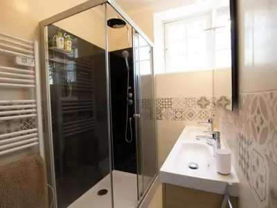 Salle de bains dans l'établissement Charmante maison à Borrèze avec parking, proche Sarlat - FR-1-616-357