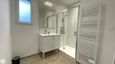 Salle de bains dans l'établissement Appart 'Hôtel BreakIsleBed Limoges CHU & Fac Médecine Pharma à Pied parking gratuit
