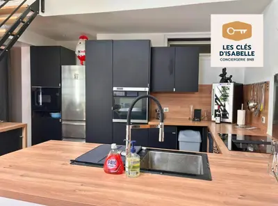 Cuisine ou kitchenette dans l'établissement Appartement climatisé avec sa terrasse de 25 M2