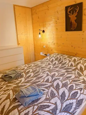 Un ou plusieurs lits dans un hébergement de l'établissement Chalet les Estives au pied des pistes, le lioran, terrasse, 2 chambres, 4 lits