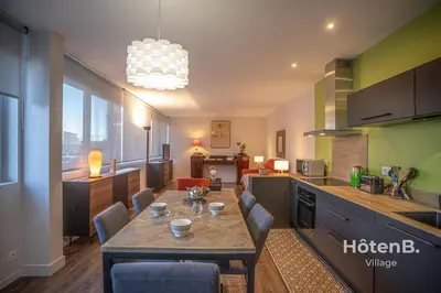 Cuisine ou kitchenette dans l'établissement The Chinchauvaud Cosy - Oasis of Freshness in the Heart of the City
